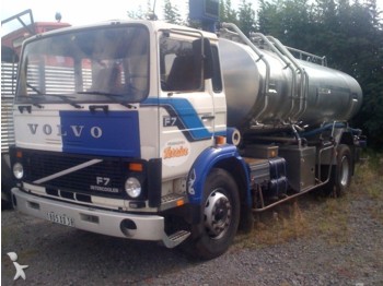 Volvo F7 - Camion cisternă