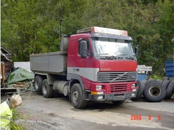 VOLVO  - Camion cu prelată