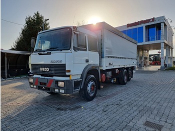 Camion cu prelată pentru transport de materialelor în vrac Iveco 240.26: Foto 1