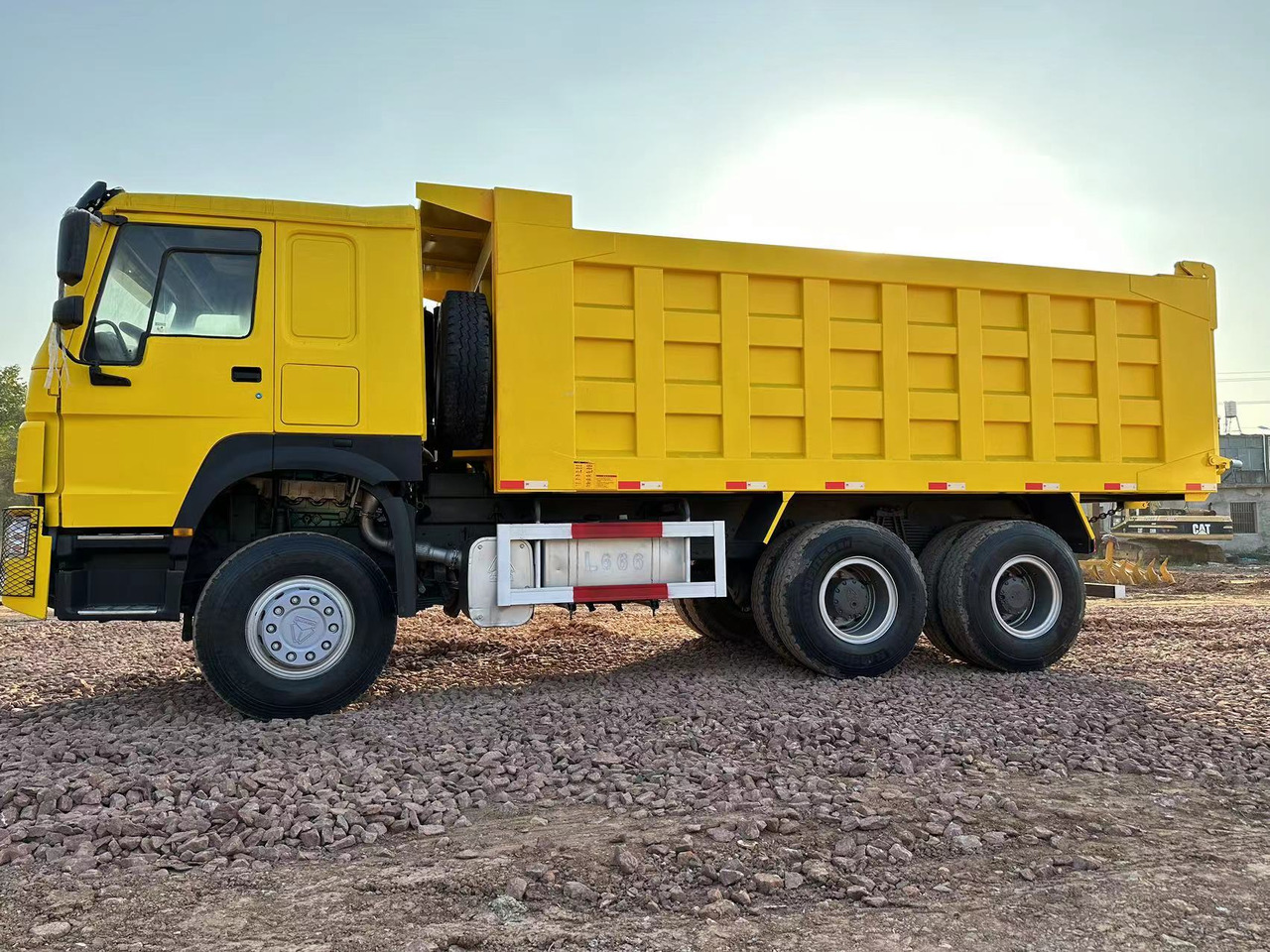 Camion basculantă pentru transport de utilaje grele SINOTRUK Howo Dump truck 371: Foto 3