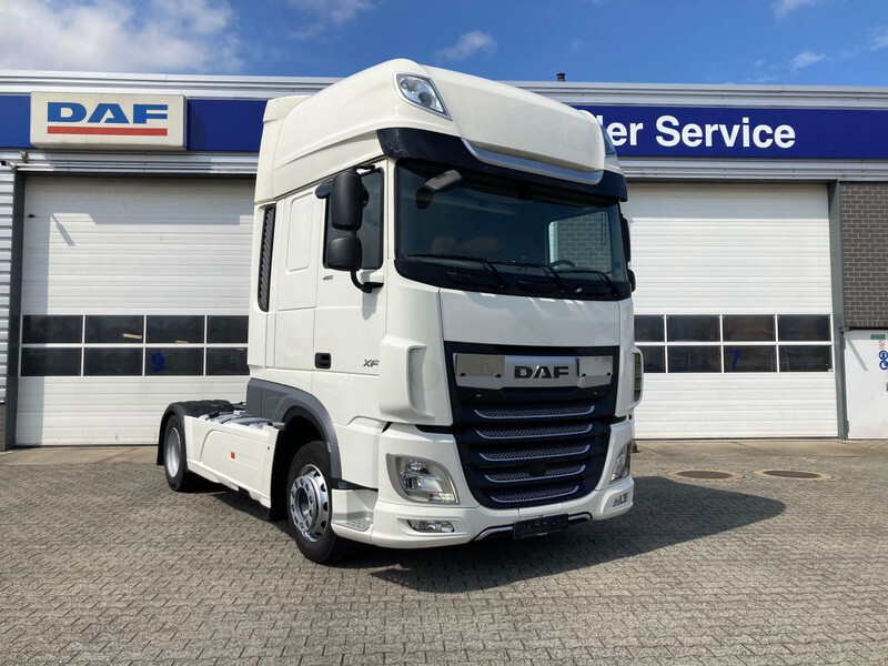 Cap tractor DAF XF 480 FT Super Space Cab Skirts: Foto 5