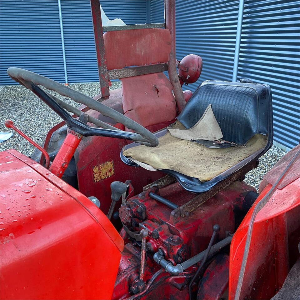 Tractor agricol IH B 275: Foto 9
