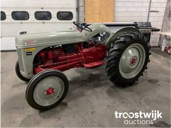 Tractor agricol ford Dearborn 8N: Foto 1