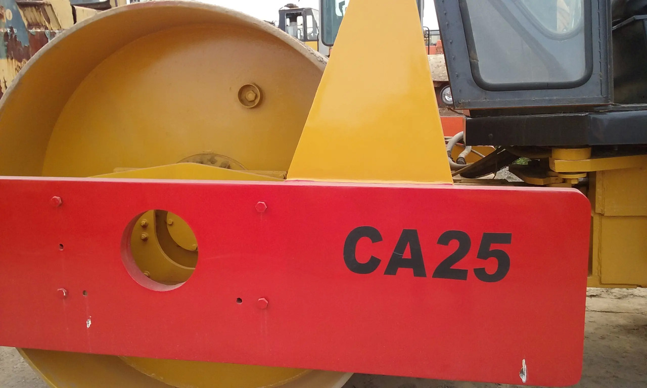 Cilindru compactor pentru asfalt Good Condition Dynapac Soil Compactor Ca25d Ca251d Used Vibratory Road Roller Cheap Price For Sale In Shanghai: Foto 3