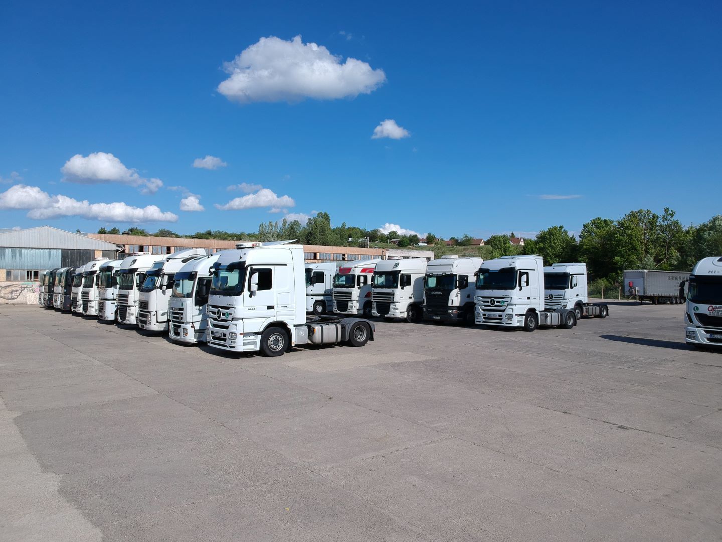 IB Trading Hungary KFT. - Autoutilitare undefined: Foto 1
