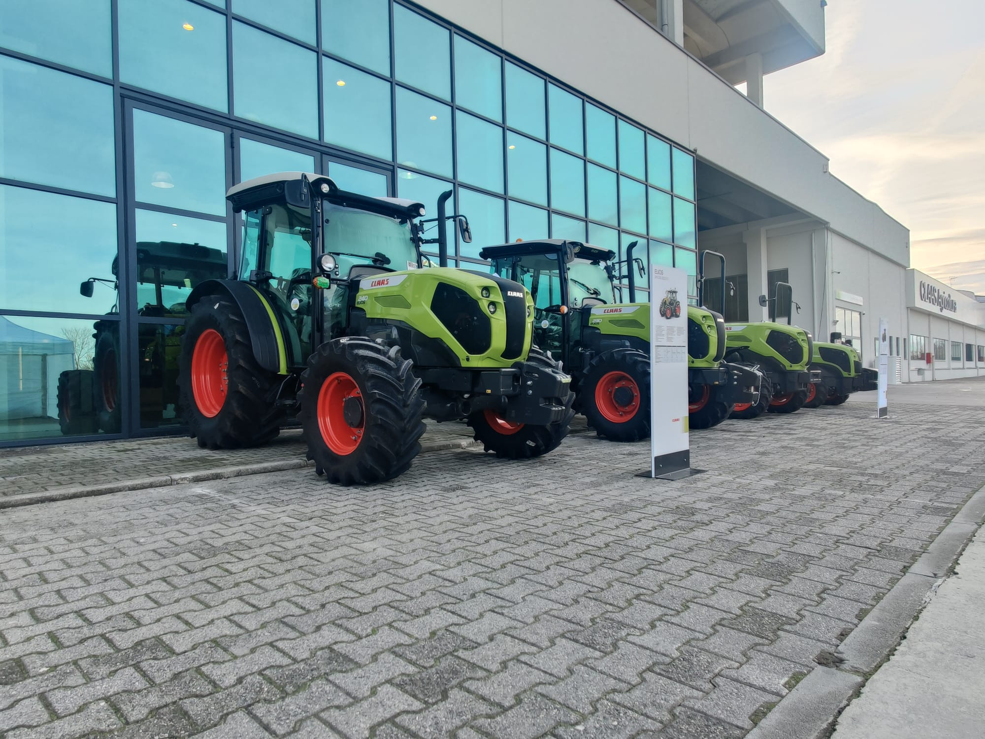 CLAAS Agricoltura S.r.l - Utilaje agricole DEUTZ Agrotron undefined: Foto 4