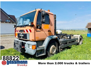 Camion cu cârlig MAN