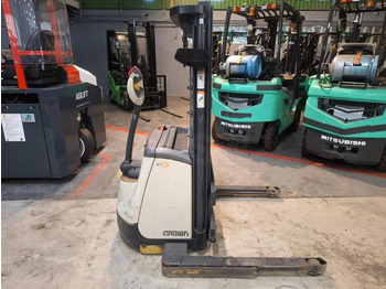 Transpalet la mare înălţime Crown ST3000-1.0: Foto 3 Transpalet la mare înălţime Crown ST3000-1.0: Foto 3