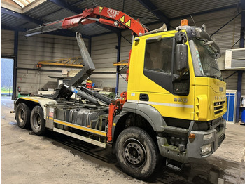 Camion cu cârlig IVECO Trakker