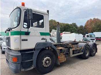 Camion cu cârlig MAN 33.403