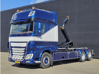 Camion cu cârlig DAF XF 530