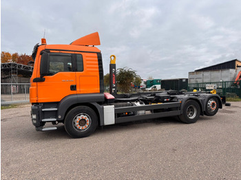 Camion cu cârlig MAN