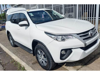Automobil Toyota Fortuner: Foto 4