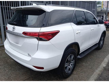 Automobil Toyota Fortuner: Foto 3
