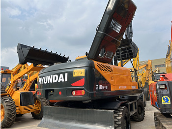Excavator pe roţi HYUNDAI