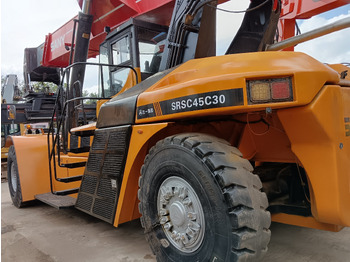 Reach stacker