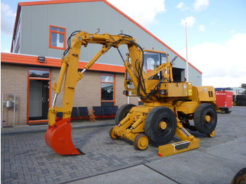 Excavator pe roţi MECALAC