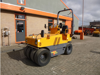 Compactor cu pneuri SAKAI TS160-2: Foto 2