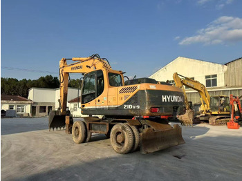 Excavator pe roţi HYUNDAI