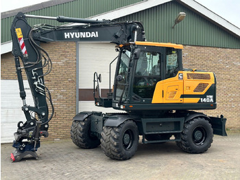 Excavator pe roţi HYUNDAI