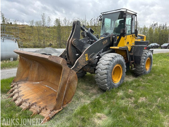 Încărcător frontal pe pneuri KOMATSU WA320