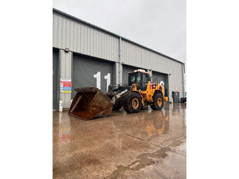 Încărcător frontal pe pneuri HYUNDAI