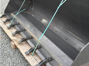 Cupă incărcător NEW HOLLAND 220: Foto 3 Cupă incărcător NEW HOLLAND 220: Foto 3