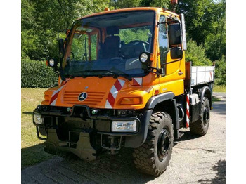 Maşina comunala UNIMOG