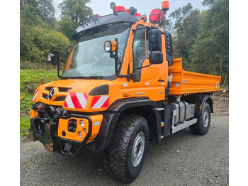 Maşina comunala UNIMOG