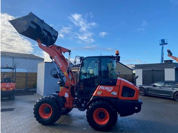 Încărcător frontal pe pneuri KUBOTA R065