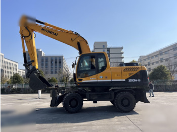 Excavator pe roţi HYUNDAI