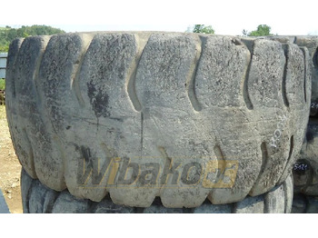 Încărcător frontal pe pneuri