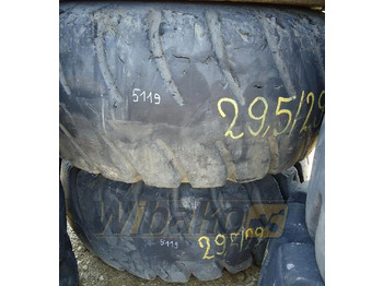 Încărcător frontal pe pneuri