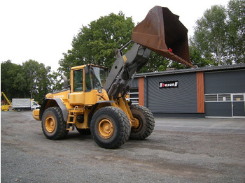 Încărcător frontal pe pneuri VOLVO L120E