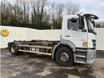 Camion cu cârlig MERCEDES-BENZ Axor 1833