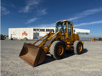 Încărcător frontal pe pneuri JCB