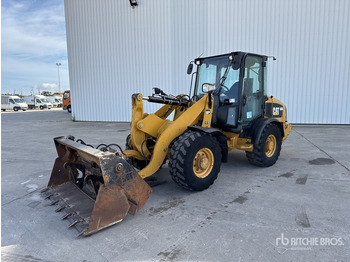 Încărcător frontal pe pneuri CATERPILLAR 906H