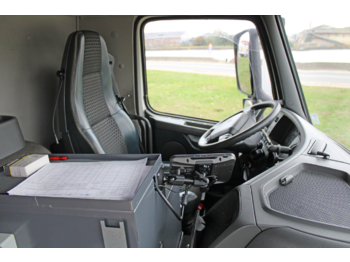Interior photo 1: Camion cisternă Volvo FM