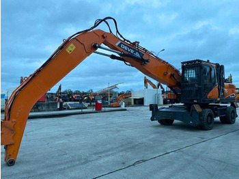 Excavator pe roţi DOOSAN