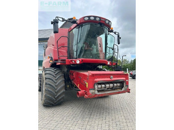 Combină de recoltat cereale CASE IH