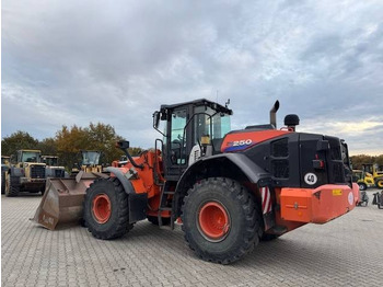 Încărcător frontal pe pneuri HITACHI ZW250