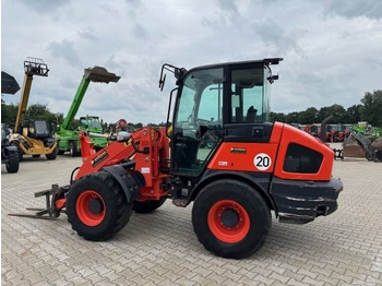 Încărcător frontal pe pneuri KUBOTA R090