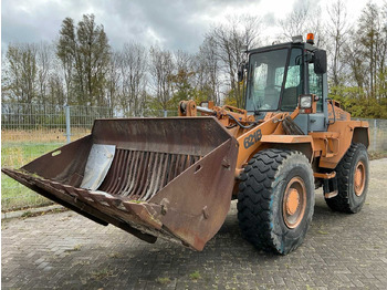 Încărcător frontal pe pneuri CASE