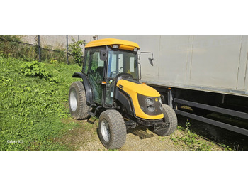 Tractor agricol JCB