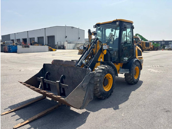 Încărcător frontal pe pneuri JCB 407