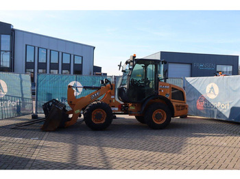 Încărcător frontal pe pneuri CASE