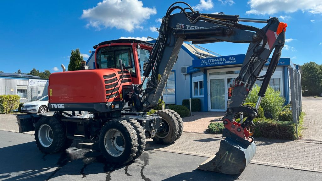 Terex TW85 Mobilbagger 8600 Kg Verstellausleger Terex TW85 Mobilbagger 8600 Kg Verstellausleger - Excavator pe roţi: Foto 1 Terex TW85 Mobilbagger 8600 Kg Verstellausleger Terex TW85 Mobilbagger 8600 Kg Verstellausleger - Excavator pe roţi: Foto 1