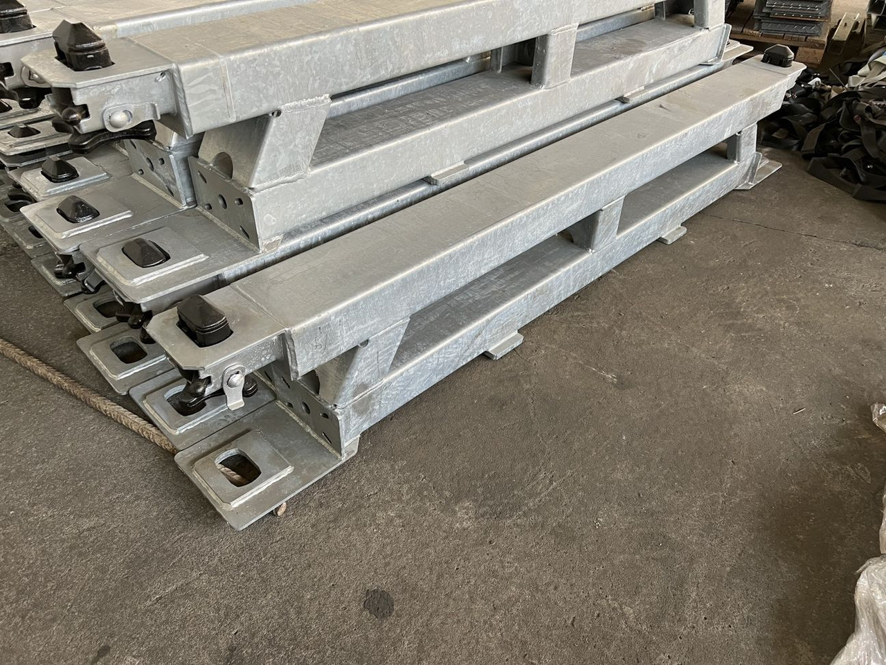 Müller Mitteltal Ausgleichsbock für Satteltieflader incl. Conatinerverschlüssen - Semiremorcă transport agabaritic: Foto 4 Müller Mitteltal Ausgleichsbock für Satteltieflader incl. Conatinerverschlüssen - Semiremorcă transport agabaritic: Foto 4
