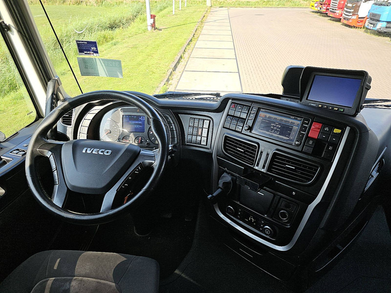 Interior photo 1: Cap tractor Iveco AS440S40 STRALIS LNG INTARDER