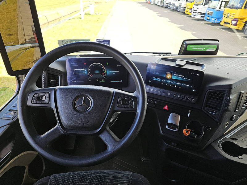 Interior photo 1: Cap tractor Mercedes-Benz ACTROS 1848 LS MP5 GIGASPACE